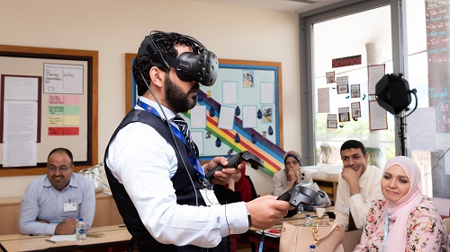 معلمون يطرحون تطبيقات 